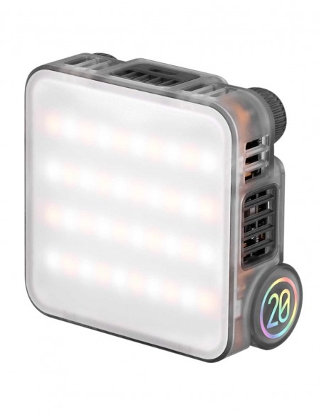 Eine eingeschaltete, kompakte Zhiyun Fiveray M20 Bi-Color LED-Videoleuchte ohne Halterung, schräg von vorn auf weißem Hintergrund fotografiert. Das quadratische LED-Panel leuchtet in einem neutralen bis warmen Weißton, wobei die einzelnen LED-Dioden dezen
