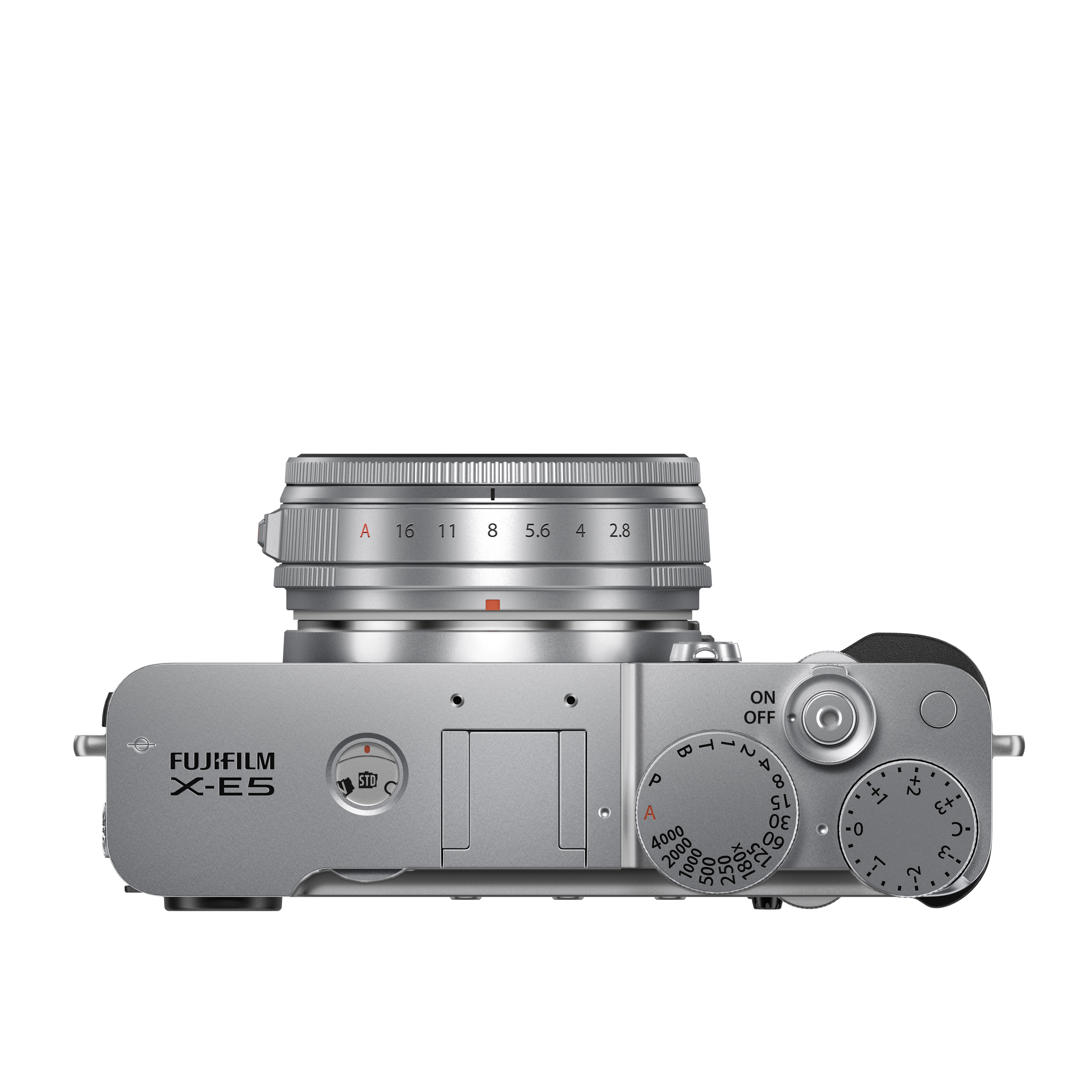 Silberne Fujifilm X-E5 spiegellose Systemkamera aus der Vogelperspektive vor weißem Hintergrund, mit Fokus auf die Gehäuseoberseite samt graviertem Fujifilm X-E5 Schriftzug links, zentralem Blitzschuh, Verschlusszeitenrad, Belichtungskorrekturrad, Ein-Aus