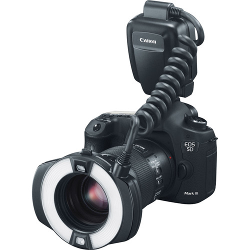 Canon EOS 5D Mark II Spiegelreflexkamera mit angesetztem Makroobjektiv und Canon Ringblitz, schräg von vorne auf weißem Hintergrund.