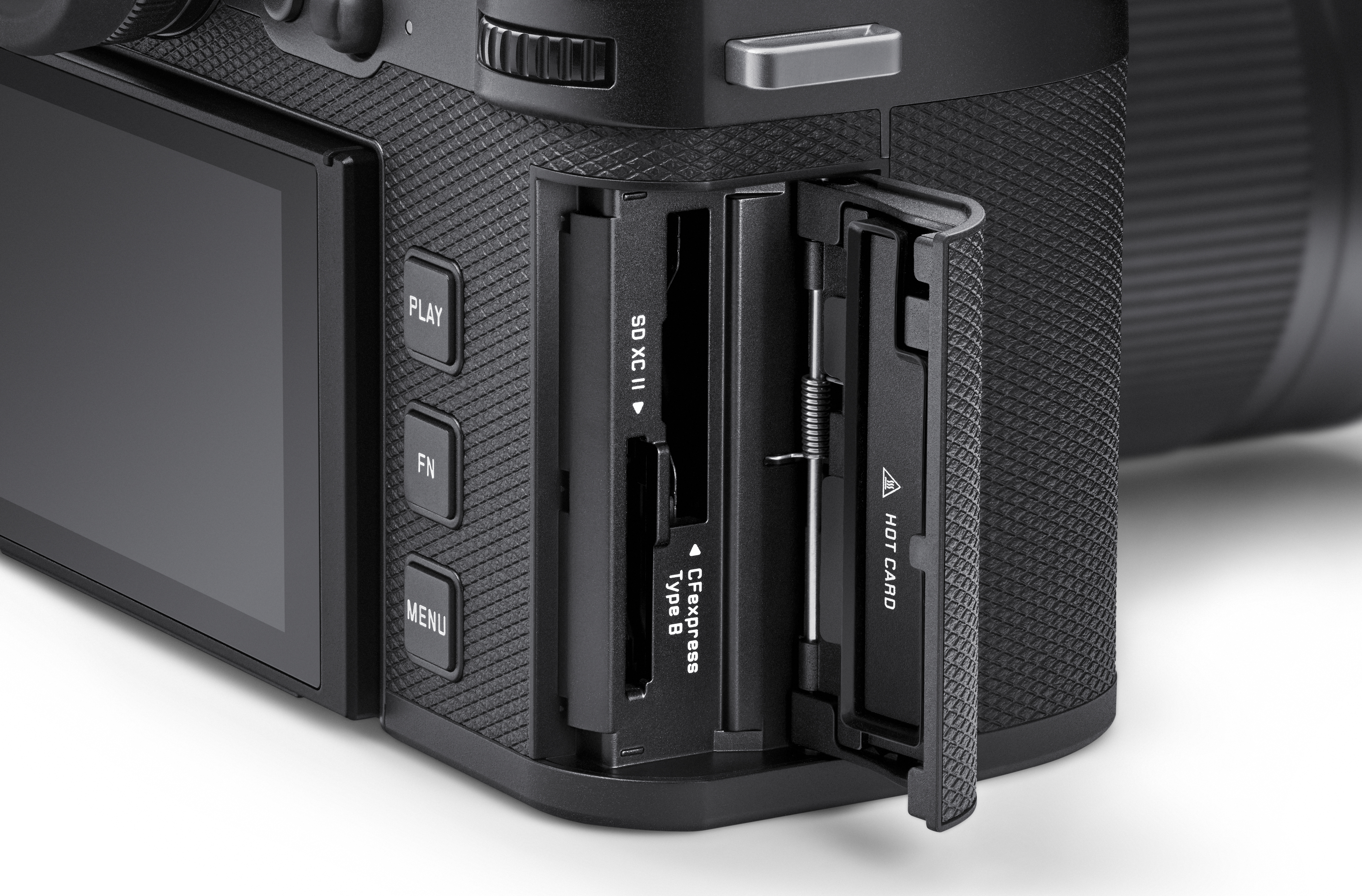 Eine Detailaufnahme des geöffneten Speicherkartenfachs an der Gehäuseseite einer Leica SL3-P Vollformat-Systemkamera vor weißem Hintergrund, die die zwei separaten Steckplätze für eine CFexpress Type B und eine SD / SDXC (UHS-II) Speicherkarte zeigt.