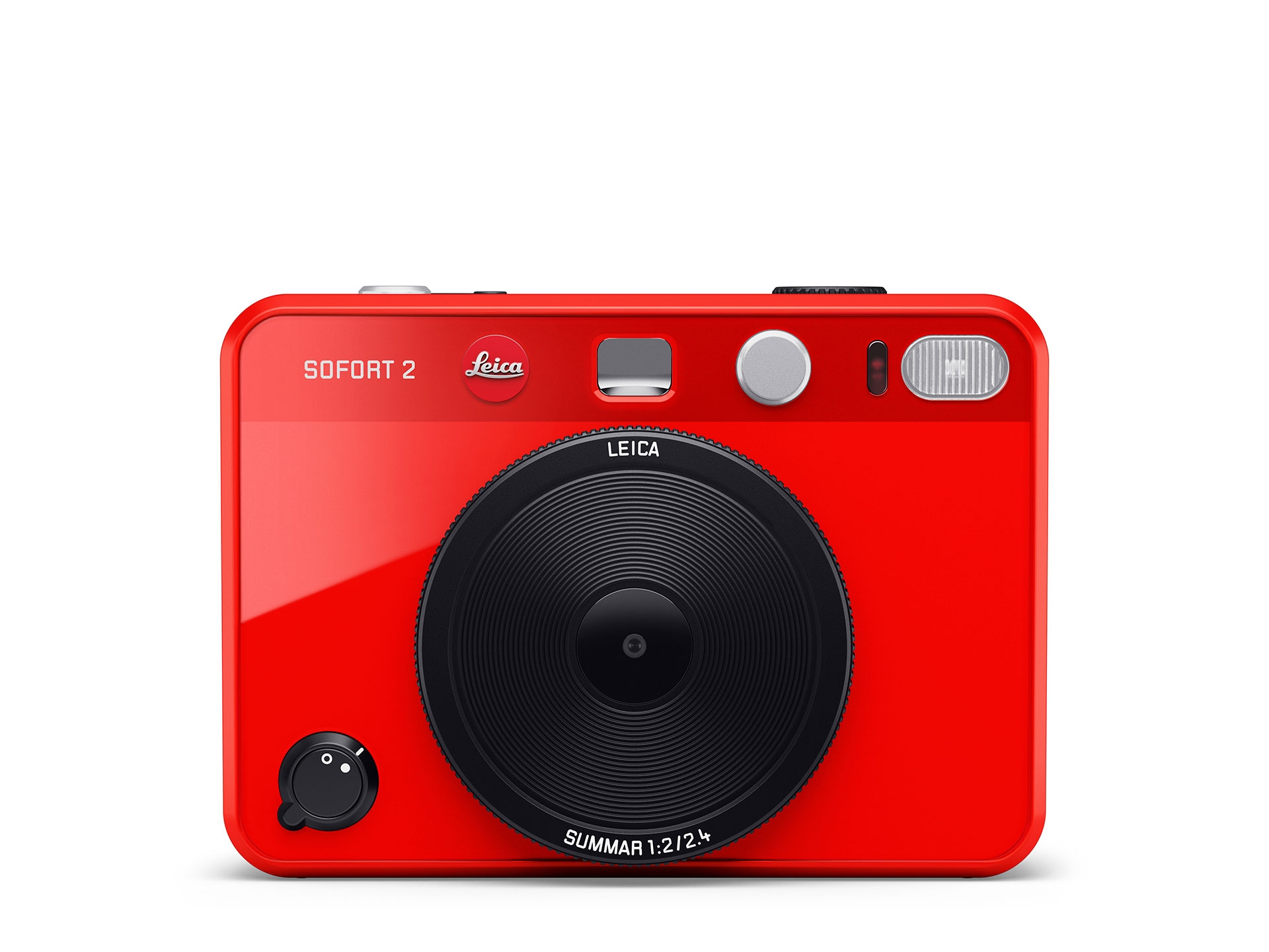 Eine glänzende, rote Leica Sofort 2 Hybrid-Sofortbildkamera in der Frontansicht vor einem rein weißen Hintergrund. In der Mitte dominiert das große, kreisrunde, schwarze Leica Summar 1:2/2.4 Objektiv. Oben links auf der Gehäusefront sind der weiße Schrift