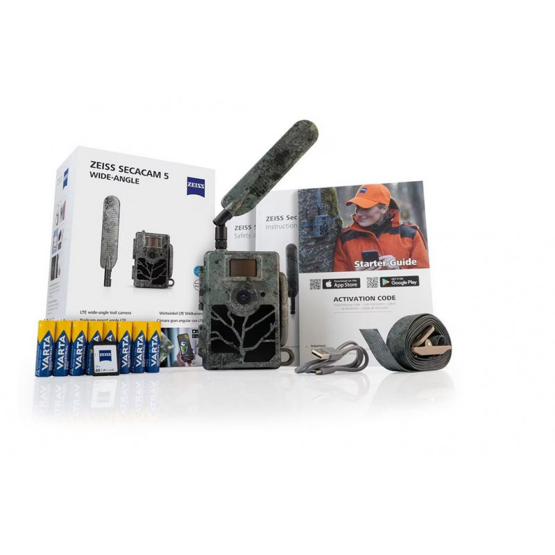 Lieferumfang der ZEISS Secacam 5 Wide-Angle Wildkamera im Camouflage-Design mit Zubehör: Originalverpackung, LTE-Antenne, VARTA Batterien, SIM-Karte, USB-Kabel, Befestigungsgurt und Bedienungsanleitung vor weißem Hintergrund.