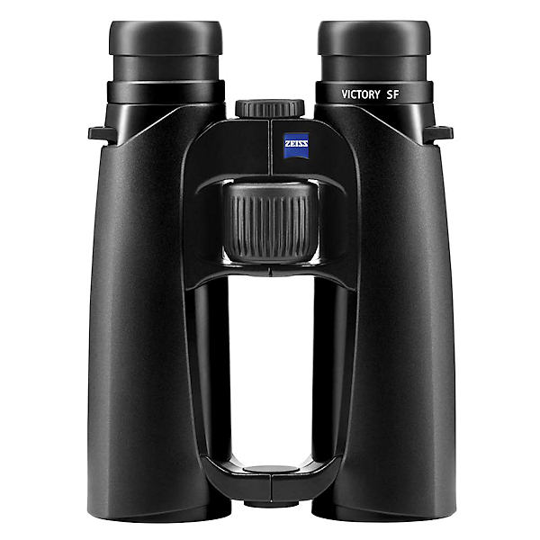 Schwarzes Zeiss Victory SF Fernglas in der Frontalansicht mit sichtbarem blauem Zeiss-Logo auf der Brücke und dem weißen "Victory SF" Schriftzug auf dem rechten Okular, freigestellt vor weißem Hintergrund.