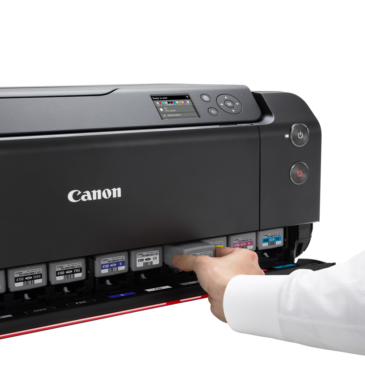 Nahaufnahme eines schwarzen Canon Fotodruckers mit geöffnetem Tintenfach, während eine Hand eine Tintenpatrone einsetzt oder entnimmt.