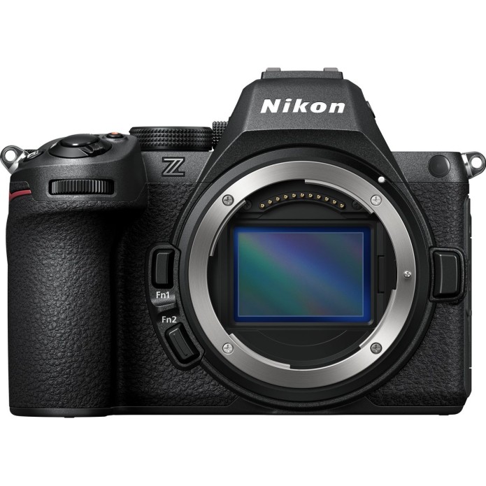 Direkte Frontansicht eines schwarzen Nikon Z Systemkamera-Gehäuses vor weißem Hintergrund ohne montiertes Objektiv, mit freiem Blick auf das große Nikon Z-Bajonett, den freiliegenden Vollformat-Bildsensor und die zwei Fn1- und Fn2-Funktionstasten an der l
