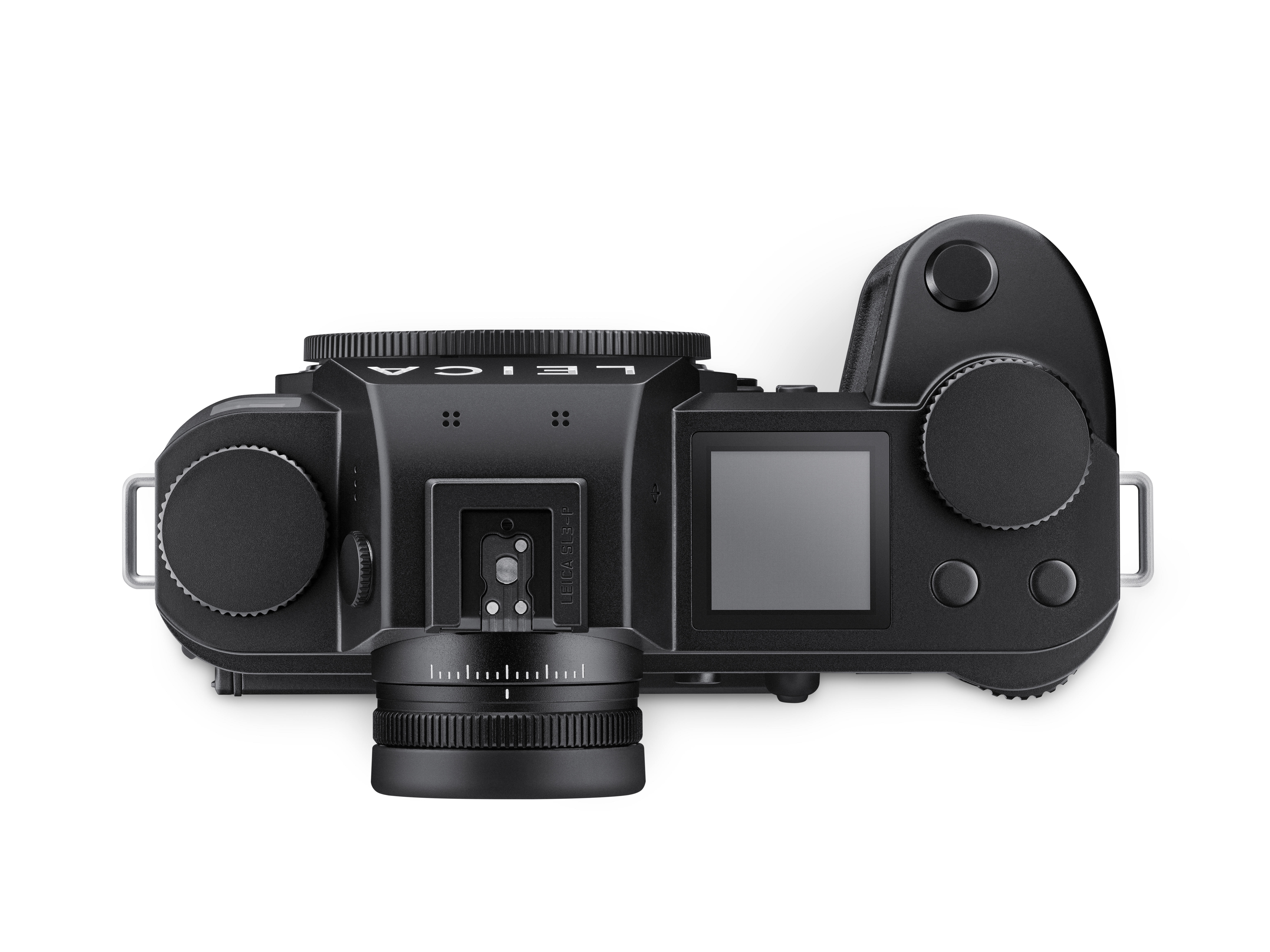 Die Draufsicht der professionellen Leica SL3-P Vollformat-Systemkamera vor weißem Hintergrund mit direktem Blick auf das quadratische Schulterdisplay, den Zubehörschuh (Blitzschuh), zwei große Einstellräder, die Auslösetaste sowie das weit nach hinten her