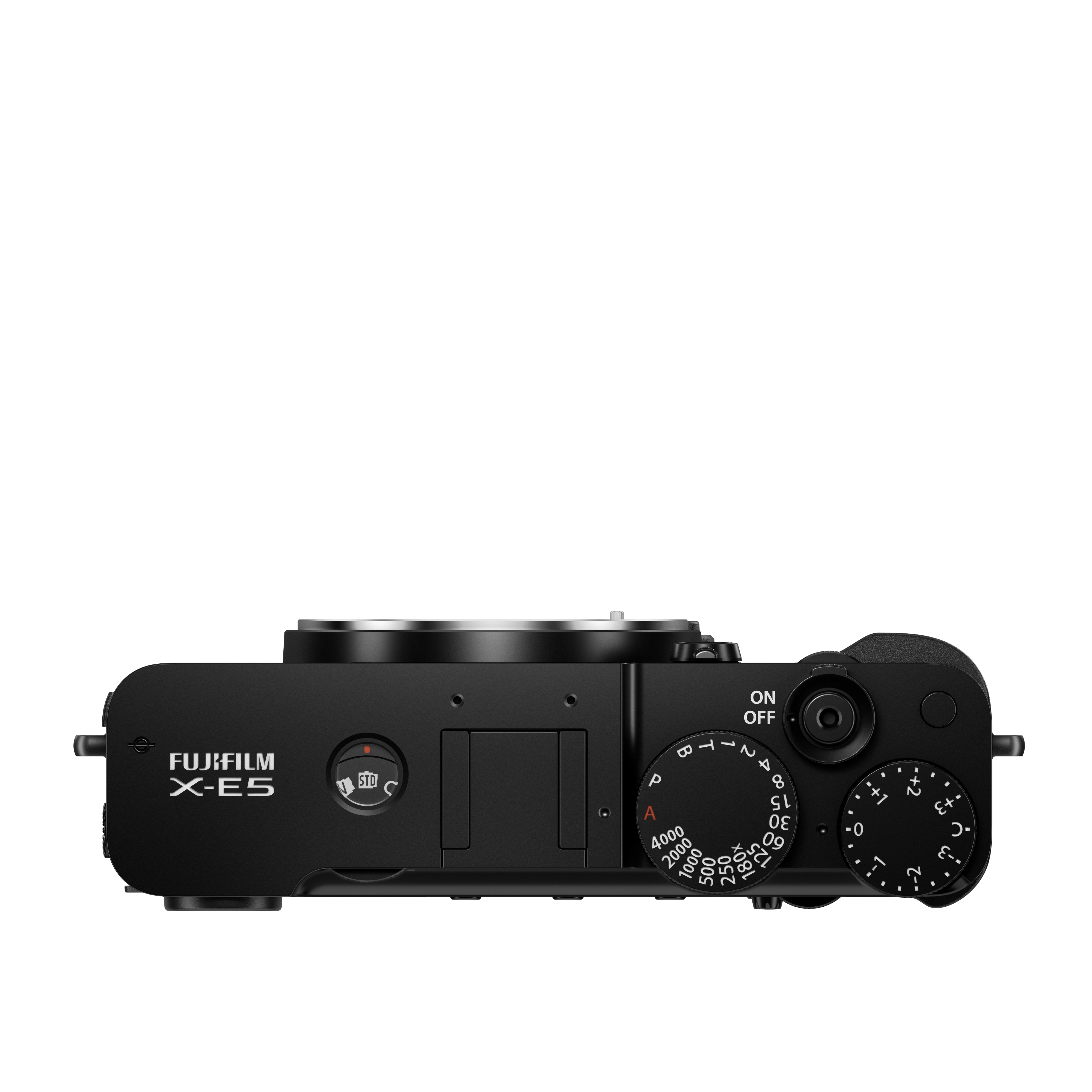 Schwarze Fujifilm X-E5 spiegellose Systemkamera aus der Vogelperspektive vor weißem Hintergrund, mit Fokus auf die Gehäuseoberseite ohne Objektiv samt graviertem weißen Fujifilm X-E5 Schriftzug links, freiem Blitzschuh, Verschlusszeitenrad, Belichtungskor
