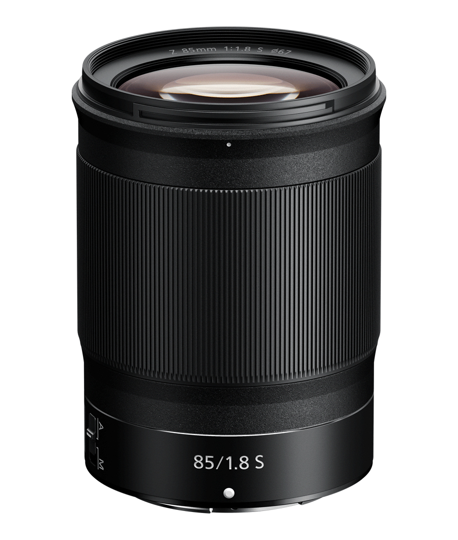 Ein schwarzes Nikon NIKKOR Z 85mm f/1.8 S Festbrennweiten-Objektiv in der vertikalen Frontalansicht, freigestellt auf weißem Hintergrund. Das schlanke, mattschwarze Gehäuse besitzt einen breiten, fein geriffelten Fokusring in der Mitte. Am unteren glatten