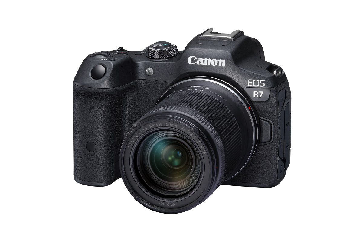 Canon EOS R7 spiegellose APS-C-Systemkamera mit Zoomobjektiv in schräger Frontansicht