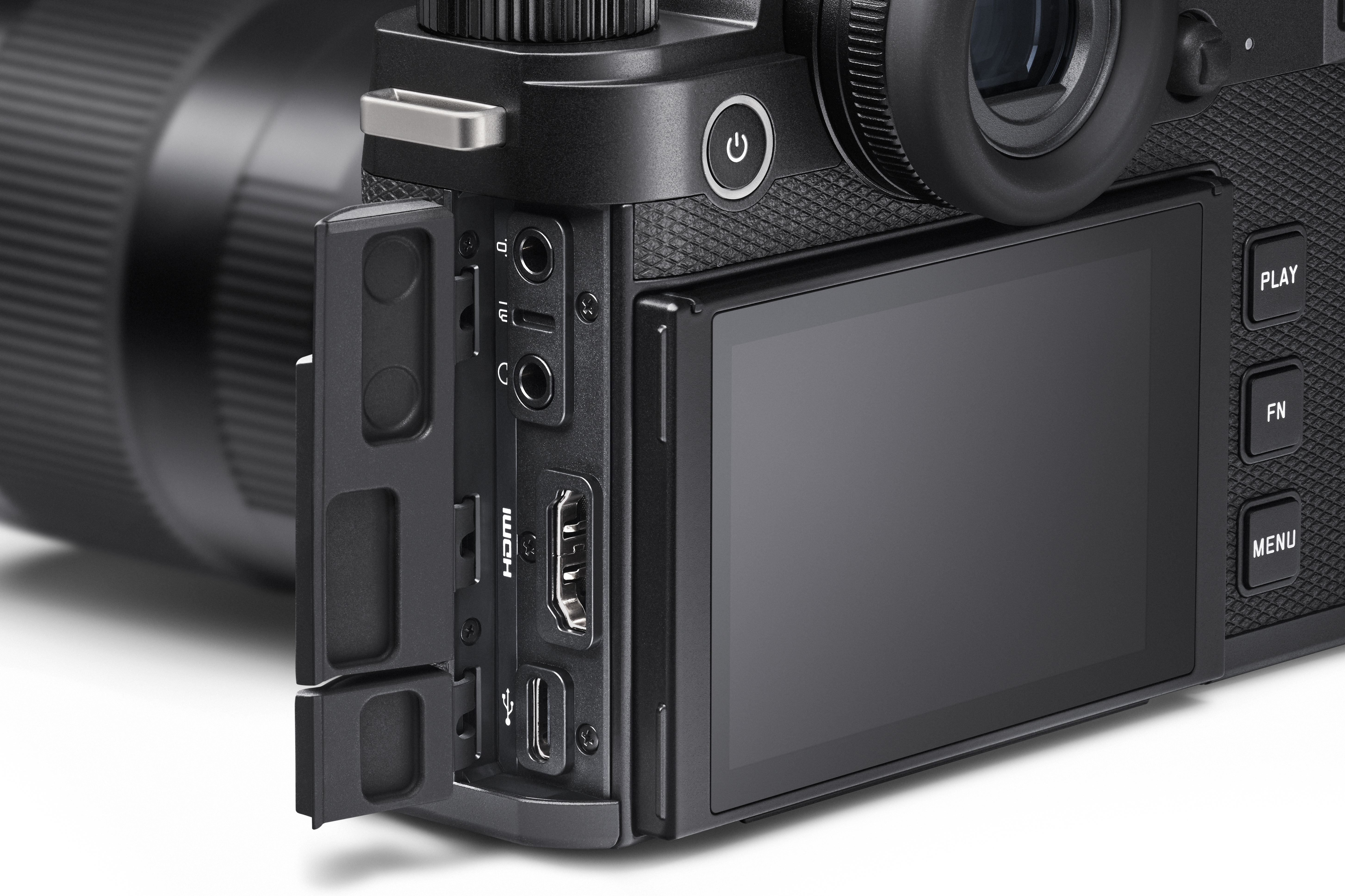 Eine Detailaufnahme der Gehäuseseite einer Leica SL3-P Vollformat-Systemkamera vor weißem Hintergrund mit geöffneten Anschlussabdeckungen, die den direkten Blick auf die Schnittstellen für Kopfhörer, Mikrofon (3,5-mm-Klinke), Full-Size HDMI und USB-C frei