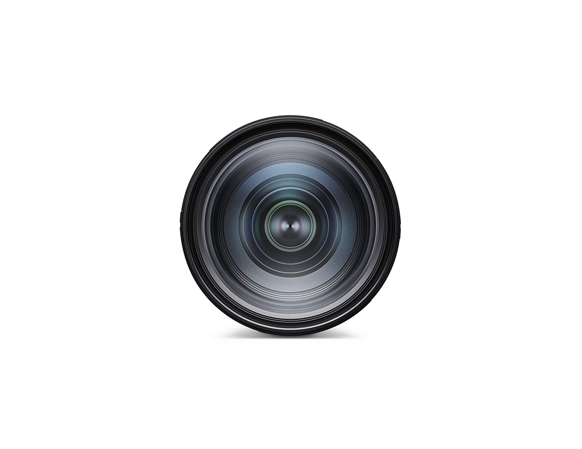 Frontansicht eines schwarzen Leica Vario-Elmarit-SL 24–70-mm-Zoomobjektivs mit großer sichtbarer Frontlinse vor weißem Hintergrund.