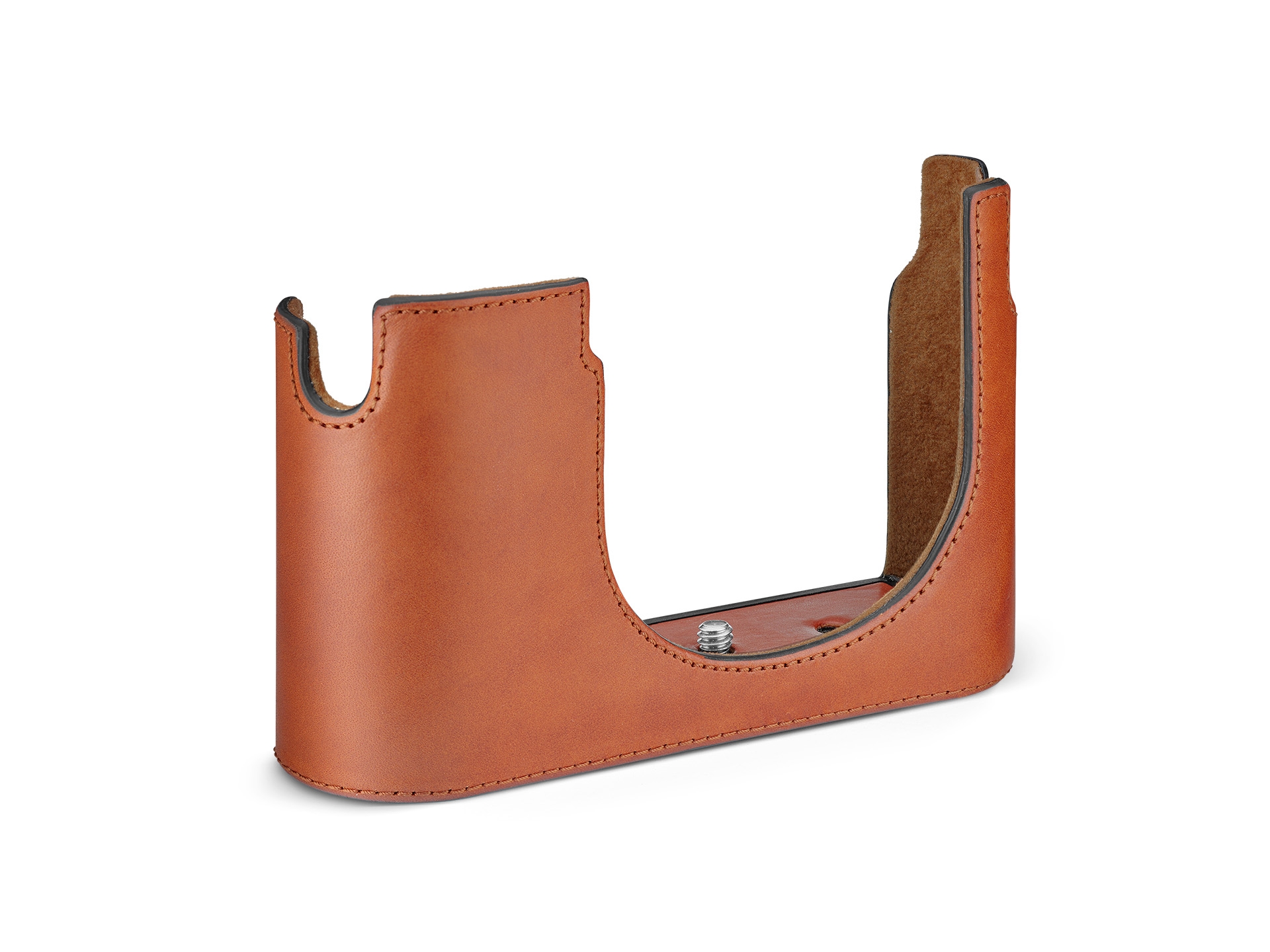Ein leerer, cognacbrauner Leica Protektor Q3 aus Leder (Half Case), schräg von vorn auf einem rein weißen Hintergrund fotografiert. Die passgenaue Halbschale umschließt den Kamerakörper an der Unterseite sowie an den Flanken und lässt die Vorderseite für