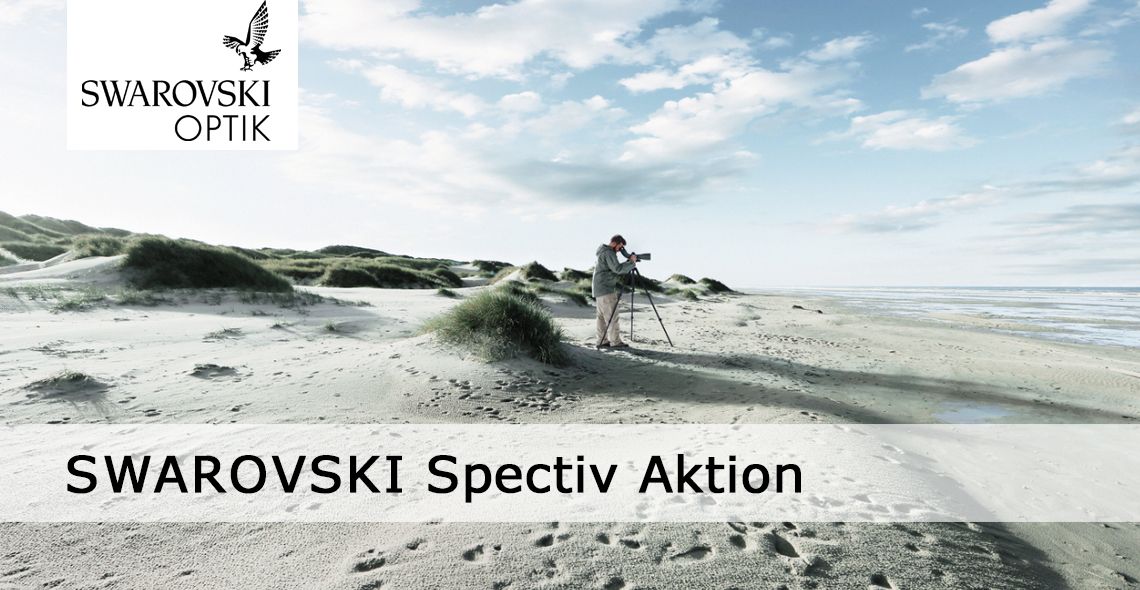 Eine Person nutzt ein Spektiv mit Stativ in einer weitläufigen Küstenlandschaft. Oben links ist das Logo von Swarovski Optik zu sehen, unten der Schriftzug „SWAROVSKI Spektiv Aktion“.