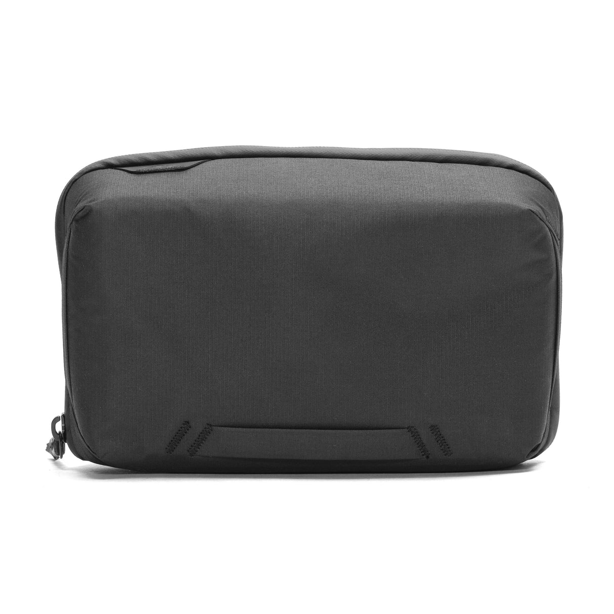 Vorderansicht der geschlossenen, wetterfesten Peak Design Tech Pouch Zubehörtasche aus recyceltem, anthrazitfarbenem Nylon-Gewebe mit minimalistischem Design und Reißverschluss vor weißem Hintergrund.