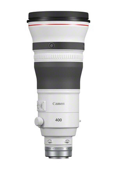 Weißes Canon RF 400-mm-Teleobjektiv mit rotem Ring, breitem schwarzem Fokussierring und Canon-Schriftzug vor weißem Hintergrund.