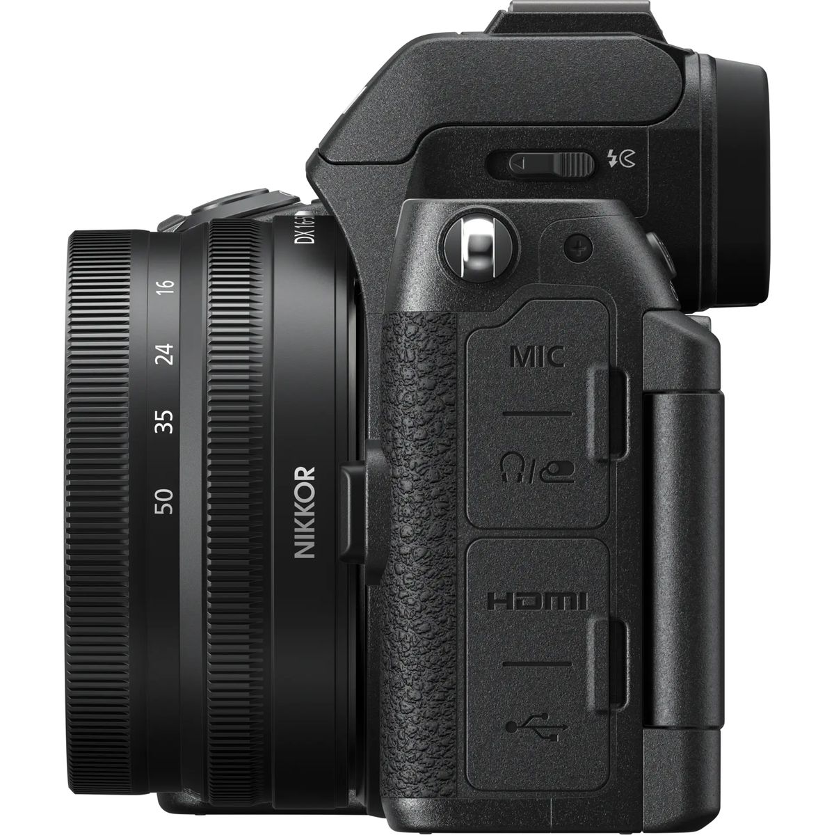 Direkte Seitenansicht einer schwarzen Nikon Z50 II Systemkamera von links vor weißem Hintergrund mit montiertem NIKKOR Z DX 16-50mm f/3.5-6.3 VR Zoom-Objektiv sowie Fokus auf die geschlossenen Gummiabdeckungen für die Mikrofon-, Kopfhörer-, HDMI- und USB-
