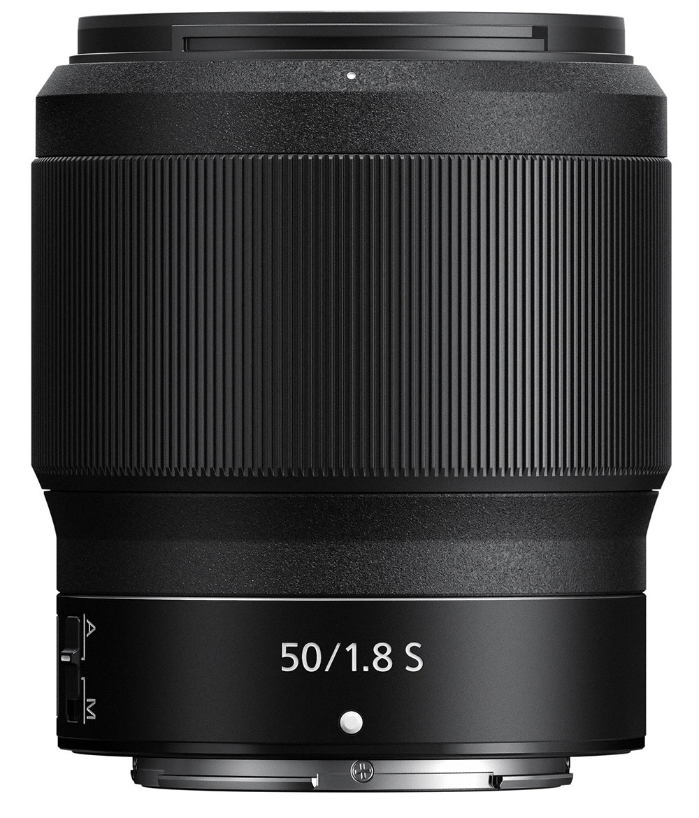Das schwarze Nikon Nikkor Z 50 mm f/1.8 S Festbrennweiten-Objektiv in der horizontalen Seitenansicht auf weißem Hintergrund mit Blick auf den breiten Einstellring, den A/M-Fokusmodusschalter und die weiße Produktaufschrift „50/1.8 S“.