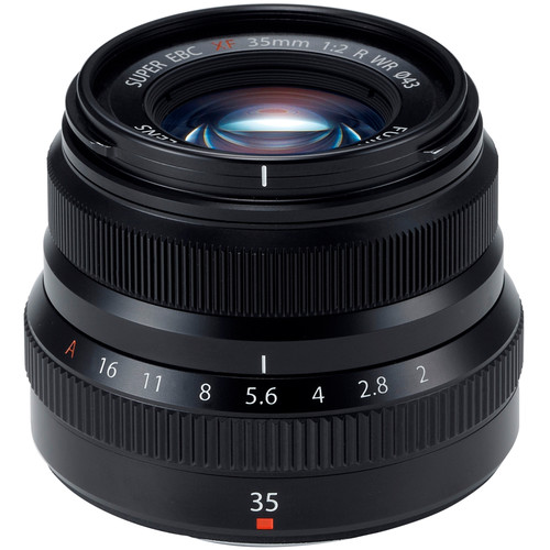 Fujifilm Fujinon XF 35 mm F2 R WR Festbrennweitenobjektiv in Schwarz mit Blendenring und Fokusring auf weißem Hintergrund.