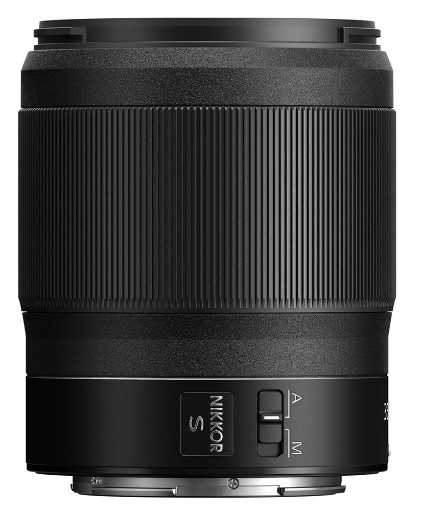 Das schwarze Nikon Nikkor Z 35 mm f/1.8 S Festbrennweiten-Objektiv in einer horizontalen Seitenansicht auf weißem Hintergrund mit direktem Blick auf den breiten Fokusring, das quadratische „NIKKOR S“-Logo und den A/M-Fokusmodusschalter am unteren Rand.