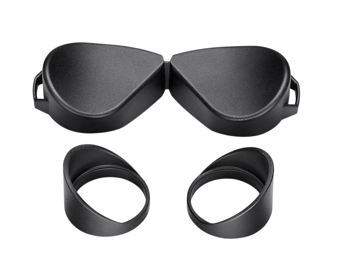 Draufsicht des schwarzen Swarovski Optik WES Seitenlichtschutz-Sets vor weißem Hintergrund mit einer zusammenhängenden Okularschutzhülle oben und zwei einzelnen, ergonomisch geformten geflügelten Augenmuscheln unten.