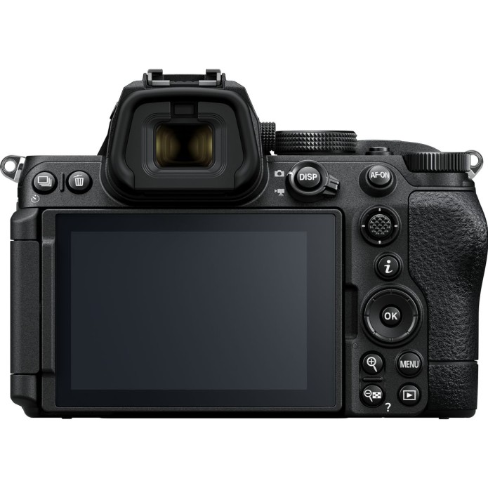 Direkte Rückansicht einer schwarzen Nikon Z5 II Systemkamera vor weißem Hintergrund mit geschlossenem, ausgeschaltetem LCD-Display, großem elektronischen Sucher (EVF) sowie der rechtsseitigen Tastenbelegung samt Joystick, i-Menütaste und Steuerkreuz.
