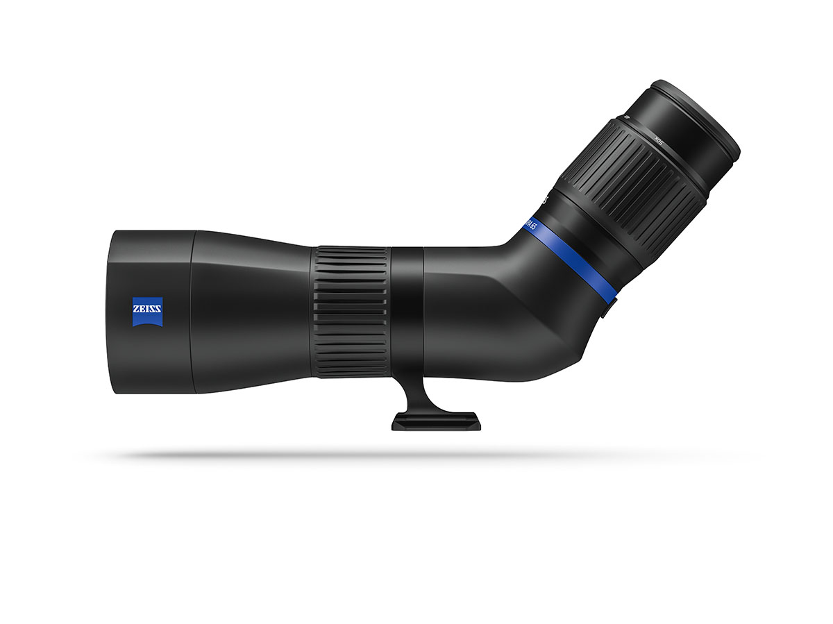 Ein komplett montiertes, schwarzes ZEISS Victory Harpia Spektiv mit Schrägeinblick in der horizontalen Seitenansicht von links, freigestellt auf einem weißen Hintergrund mit einem dezenten Schattenwurf darunter. Auf der linken Gehäuseseite ist das markant