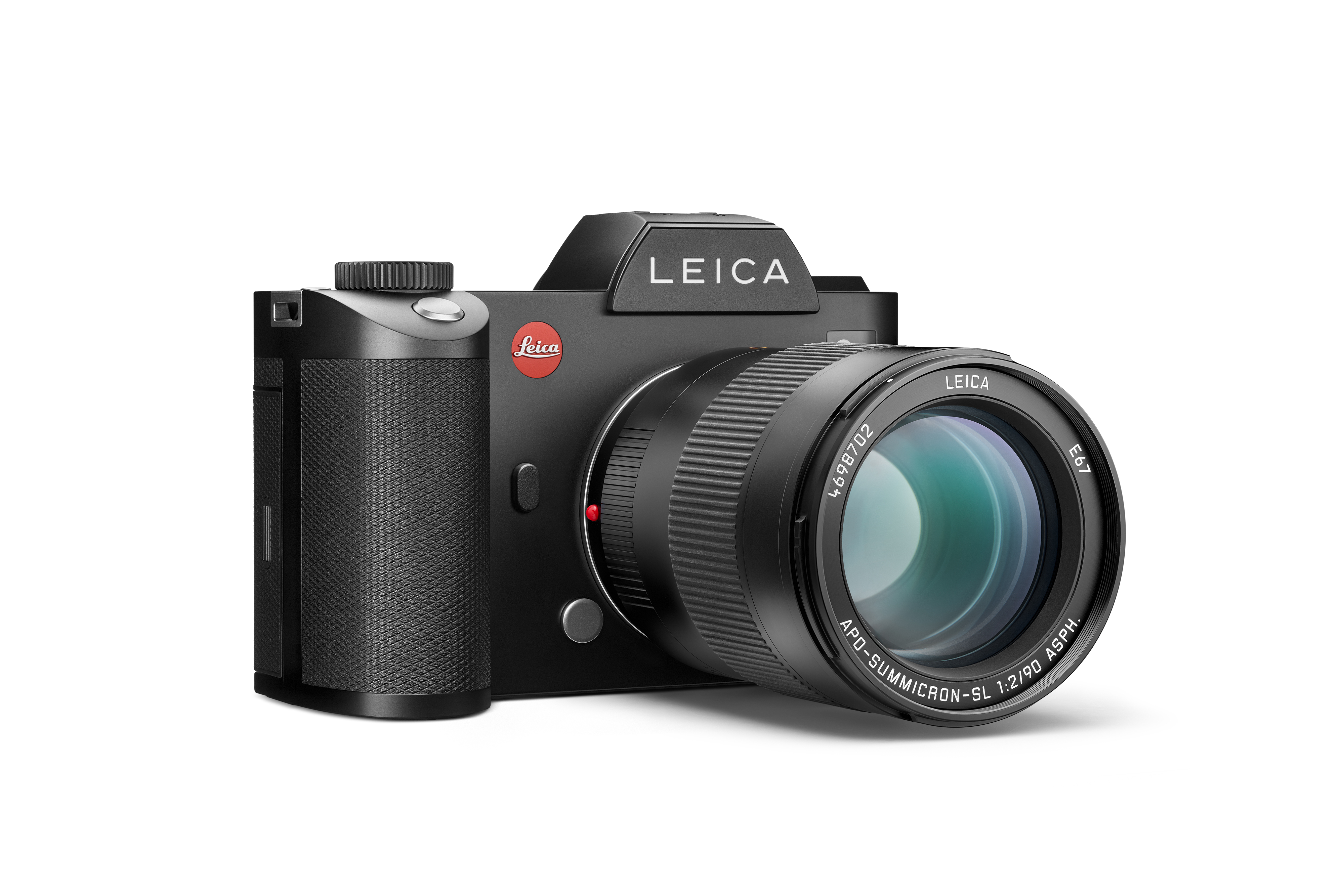 Schwarze Leica Systemkamera mit angesetztem Objektiv, großer sichtbarer Frontlinse, rotem Leica-Logo und strukturiertem Handgriff vor weißem Hintergrund.