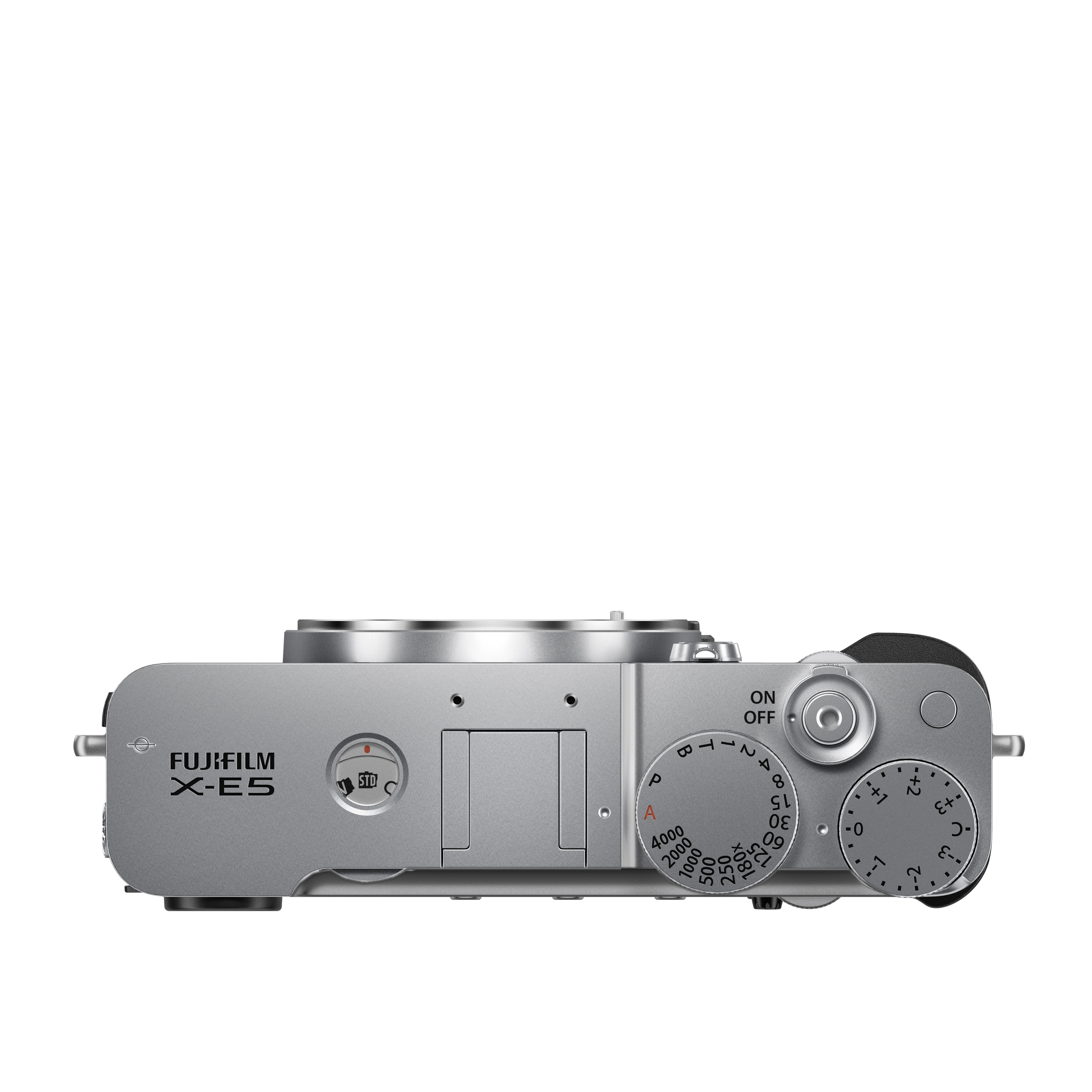 Silberne Fujifilm X-E5 spiegellose Systemkamera aus der Vogelperspektive vor weißem Hintergrund, mit Fokus auf die Gehäuseoberseite ohne Objektiv samt graviertem Fujifilm X-E5 Schriftzug links, freiem Blitzschuh, Verschlusszeitenrad, Belichtungskorrekturr