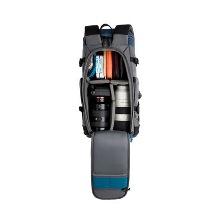 Geöffneter Fotorucksack in Draufsicht mit mehreren Objektiven und weiterem Fotozubehör in gepolsterten Fächern.
