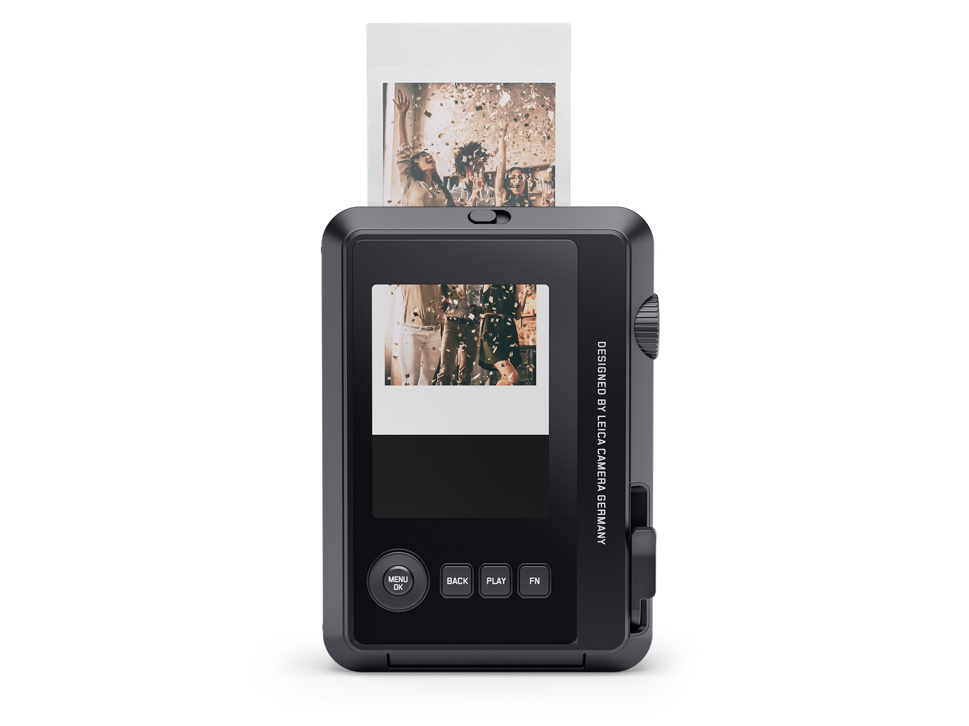 Die Rückseite einer schwarzen Leica SOFORT 2 Hybrid-Sofortbildkamera in der vertikalen Ansicht, freigestellt auf weißem Hintergrund. Auf dem integrierten LCD-Bildschirm wird die Vorschau einer Party-Szene mit Konfetti angezeigt, während das fertig gedruck