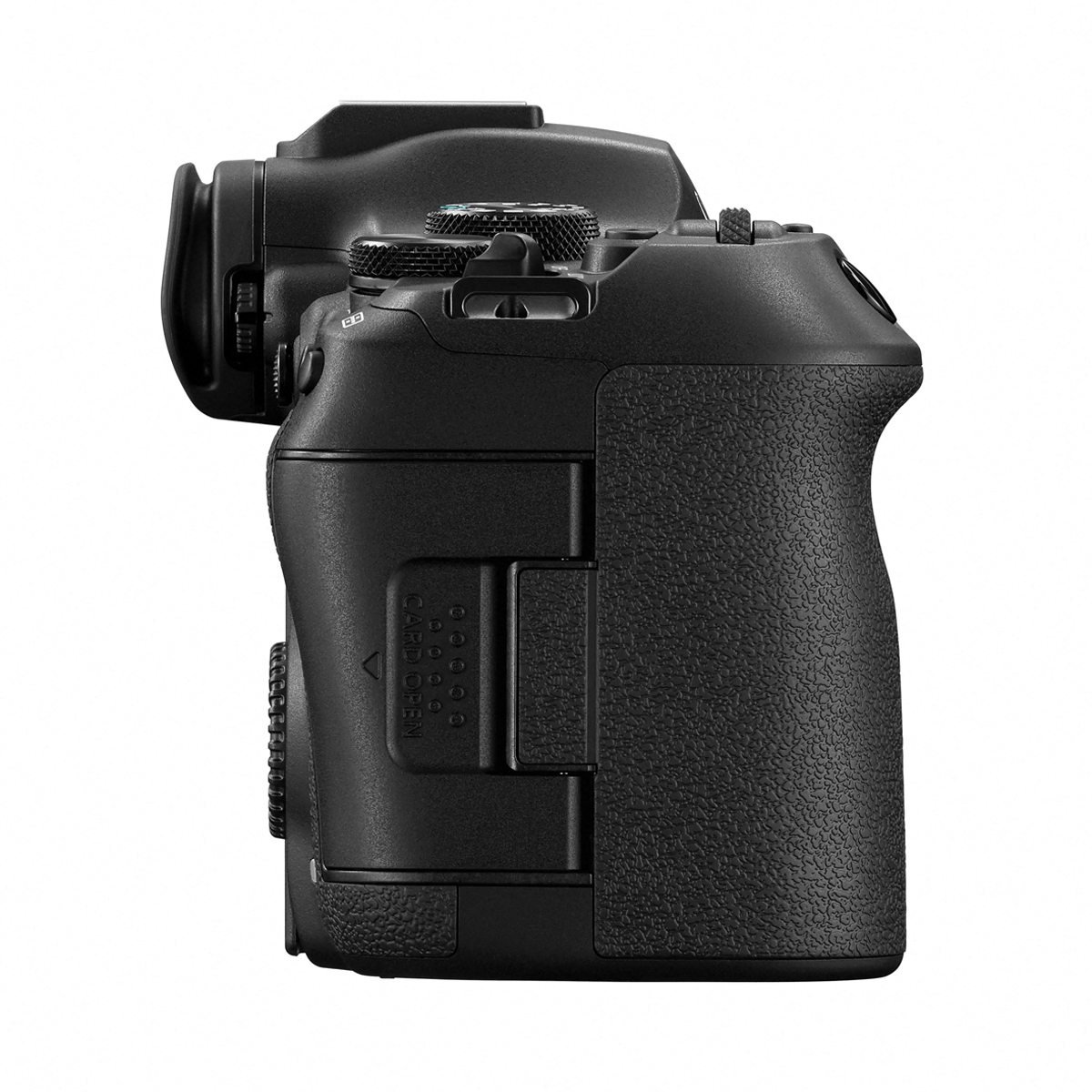 Seitenansicht der Canon EOS R6 Mark II Systemkamera mit geschlossenem SD-Kartenfach, ergonomischem Handgriff und strukturiertem Gehäusefinish auf weißem Hintergrund.
