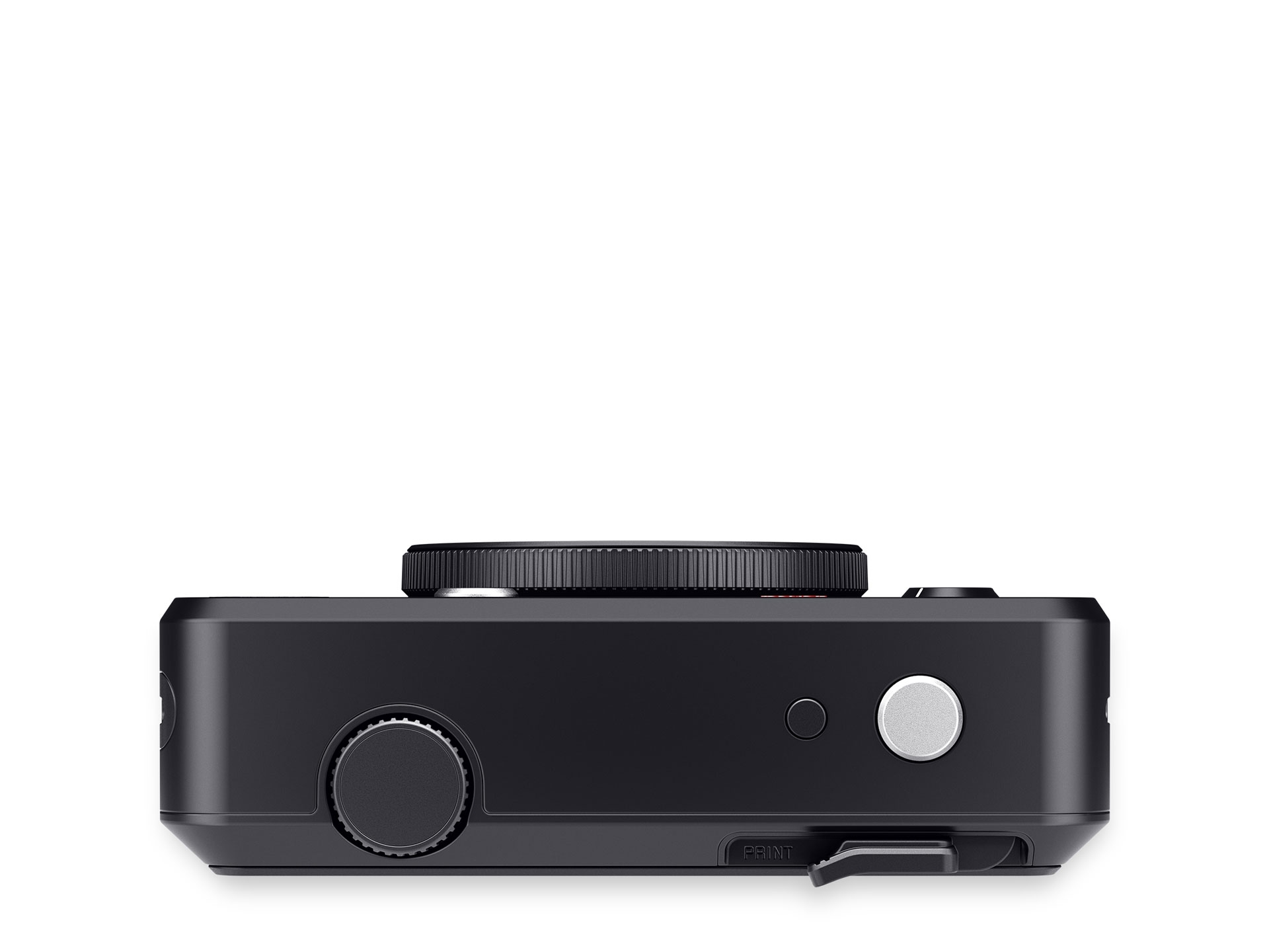 Die Unterseite einer schwarzen Leica Sofort 2 Hybrid-Sofortbildkamera vor einem rein weißen Hintergrund. Links befindet sich ein rundes Einstellrad, daneben ein winziger Reset-Knopf und ein runder, silberner Auslöser für Selfies. Am unteren Rand ist mitti