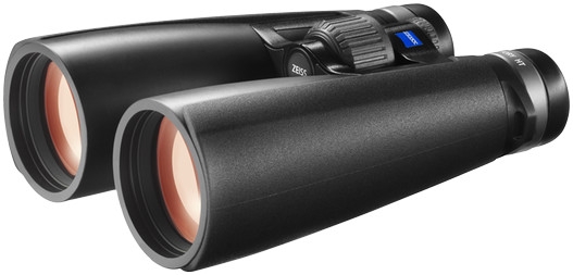 Das schwarze Hochleistungs-Dachkantfernglas ZEISS Victory HT (Modell 8x54 oder 10x54), aus einer schrägen Perspektive von vorne oben vor einem rein weißen Hintergrund fotografiert. Das ergonomische Gehäuse besitzt eine schlanke Brückenkonstruktion, auf de