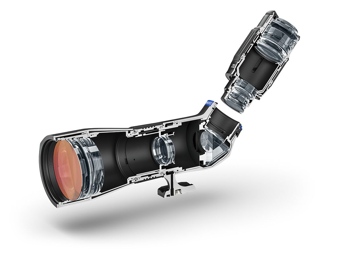 Eine dreidimensionale Explosionszeichnung und Schnittgrafik eines schwarzen ZEISS Victory Harpia Spektivs mit Schrägeinblick vor weißem Hintergrund. Die Abbildung zeigt das komplexe Innenleben des Gehäuses, bestehend aus der großen, rötlich beschichteten