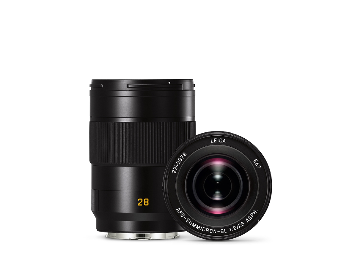 Schwarzes Leica 28-mm-Festbrennweitenobjektiv in Seitenansicht sowie separat in Frontansicht mit sichtbarer Linse und weißer Leica-Beschriftung vor weißem Hintergrund.