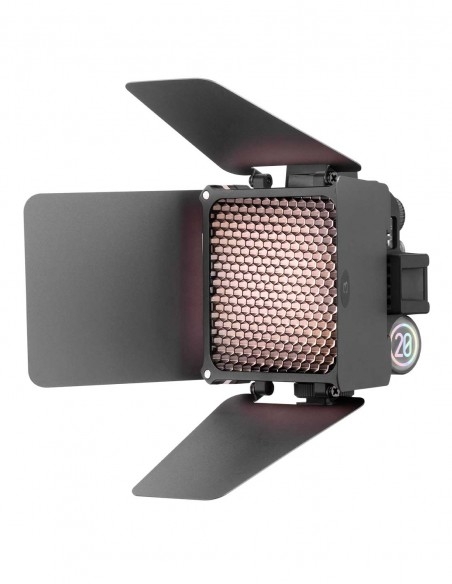 Eine eingeschaltete Zhiyun Fiveray M20 Bi-Color LED-Videoleuchte aus der Combo-Ausführung, schräg von vorn auf weißem Hintergrund fotografiert. Direkt vor dem LED-Panel ist ein quadratischer, schwarzer Wabenaufsatz (Grid) montiert, durch den das warmweiße
