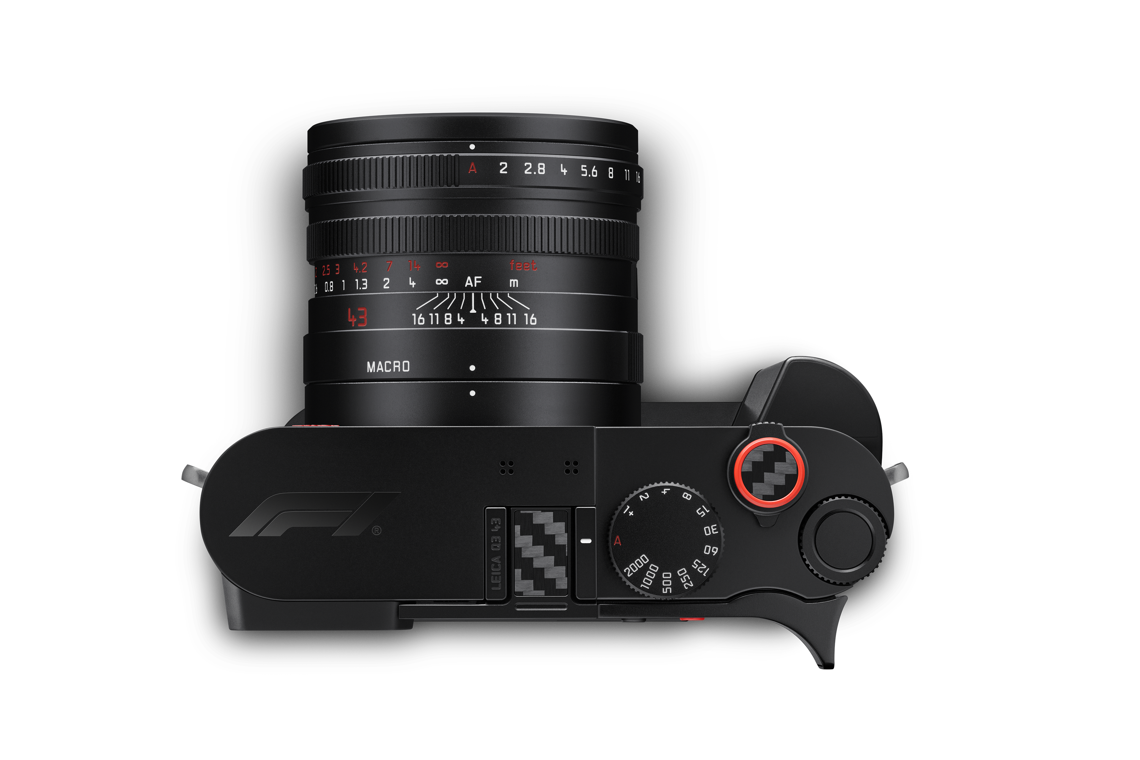 Draufsicht auf die Leica Q3 43 F1 mit F1-Logo, rotem Auslöser, Einstellrädern und Objektiv in einer schützenden Tasche.
