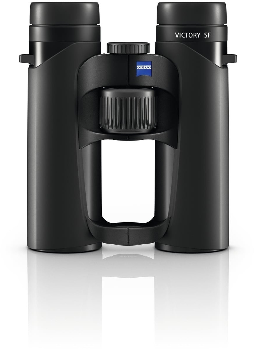 Das schwarze Premium-Dachkantfernglas ZEISS Victory SF in der direkten Frontansicht vor einem rein weißen Hintergrund. Das ergonomische Gehäuse zeichnet sich durch eine offene Doppelbrücke (Triple-Link-Bridge) aus, die im oberen Bereich das quadratische,