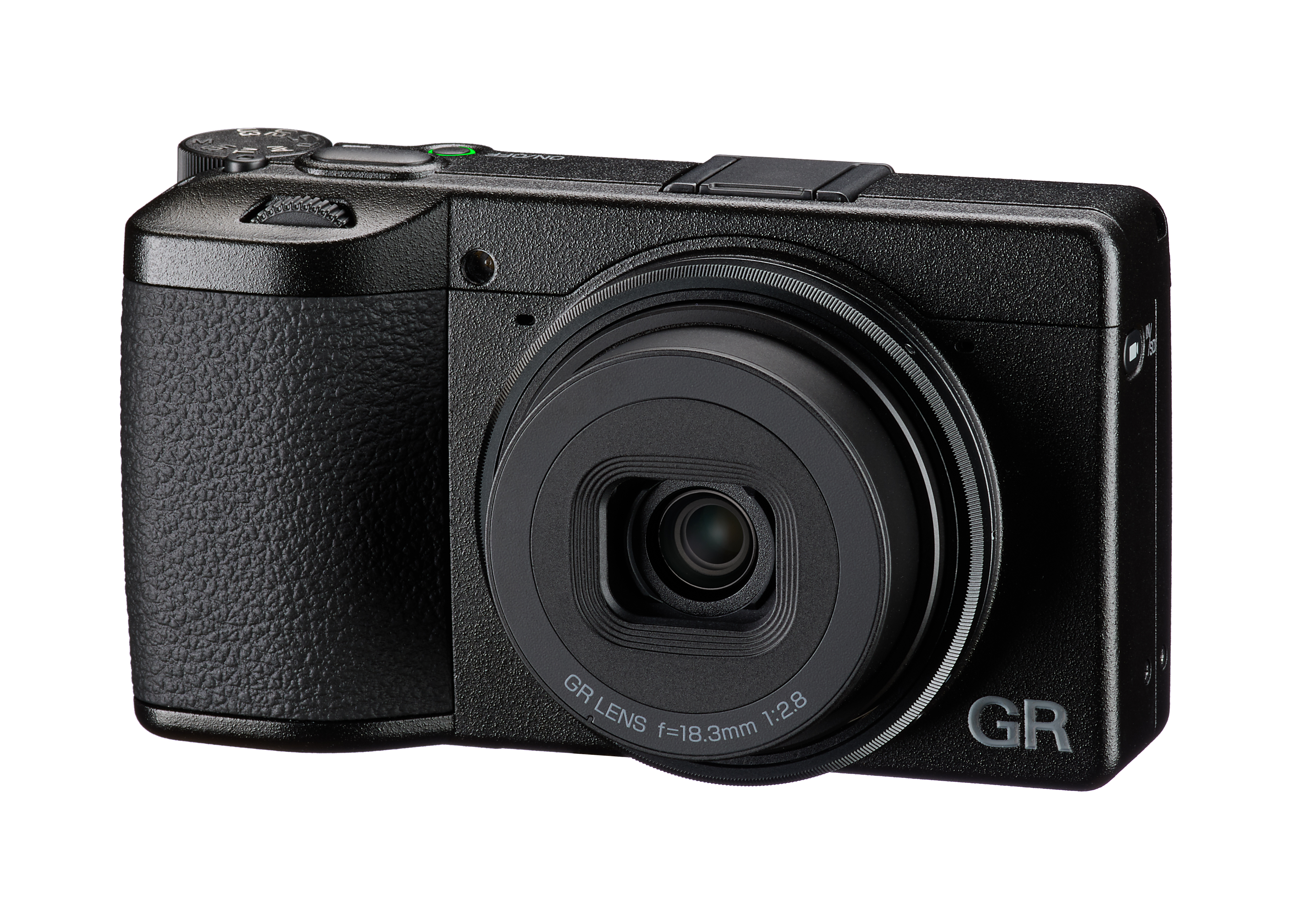 Kompakte schwarze Ricoh-GR-Digitalkamera mit fest eingebautem Objektiv in schräger Frontalansicht auf weißem Hintergrund.