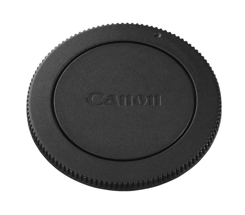 Ein runder, schwarzer Canon RF Objektivdeckel (Hinterlinsendeckel) aus Kunststoff in der frontalen Draufsicht vor weißem Hintergrund mit einer feinen Riffelung am äußeren Rand, einer kleinen Montagemarkierung oben links und dem eingeprägten, mittigen Cano