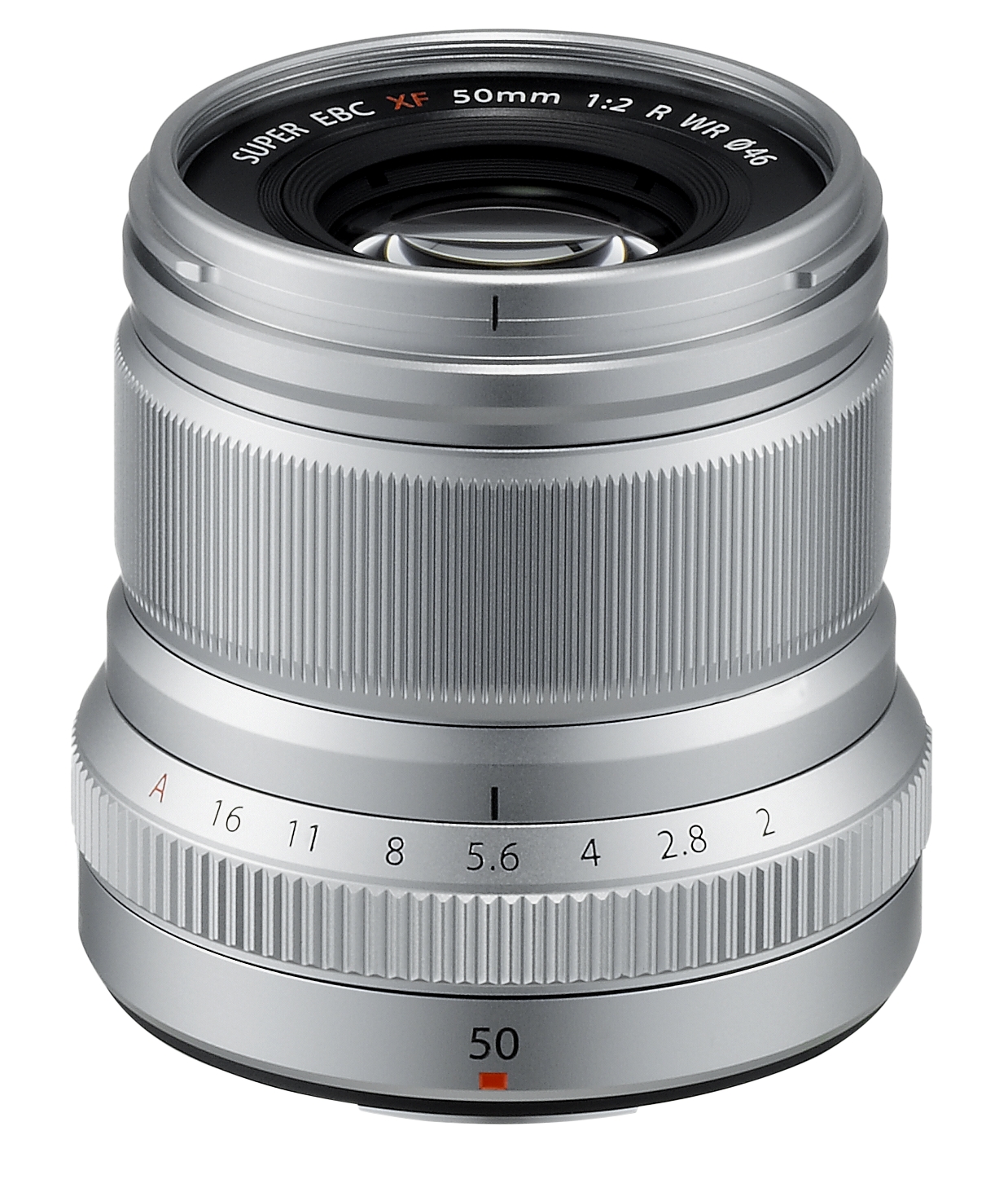 Silbernes Fujifilm Fujinon XF 50mm f/2 R WR Kameraobjektiv, stehend in einer Studioaufnahme vor weißem Hintergrund, mit gut erkennbarem Blendenring, Fokusring und der Beschriftung Super EBC XF 50mm 1:2 R WR auf der Vorderseite.