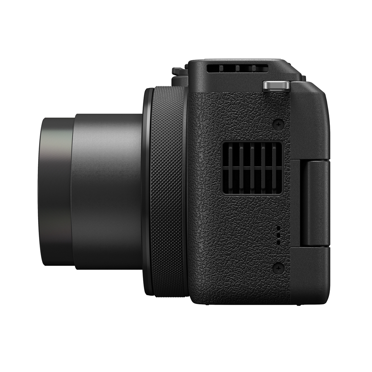 Seitenansicht einer schwarzen Canon Kompaktkamera mit ausgefahrenem Objektiv, Lüftungsöffnung und Scharnier des Displays auf weißem Hintergrund.