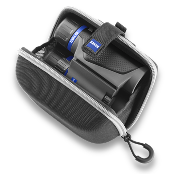 Ein zusammengefaltetes, anthrazitfarbenes ZEISS Terra ED Pocket Taschenfernglas, das sicher in seiner geöffneten, schwarzen Hardcase-Bereitschaftstasche verstaut ist, freigestellt auf weißem Hintergrund. Die Tasche mit grauem Reißverschluss ist leicht sch