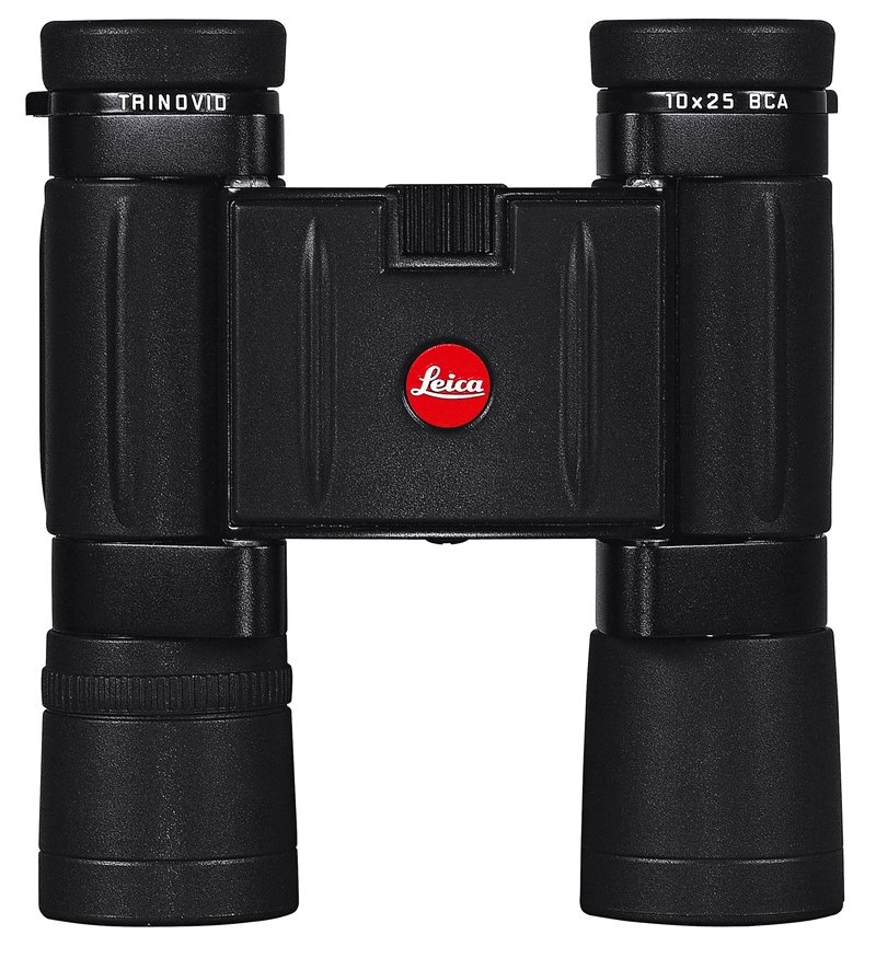 Kompaktes schwarzes Leica-Fernglas mit rotem Leica-Logo in Frontalansicht auf weißem Hintergrund.