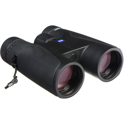 Ein komplett schwarzes ZEISS Terra ED Fernglas, schräg von vorne und oben fotografiert auf einem weißen Hintergrund. Die beiden Frontlinsen im Vordergrund zeigen eine rötlich-violette Antireflexbeschichtung. Auf der flachen Gehäusebrücke prangt das quadra