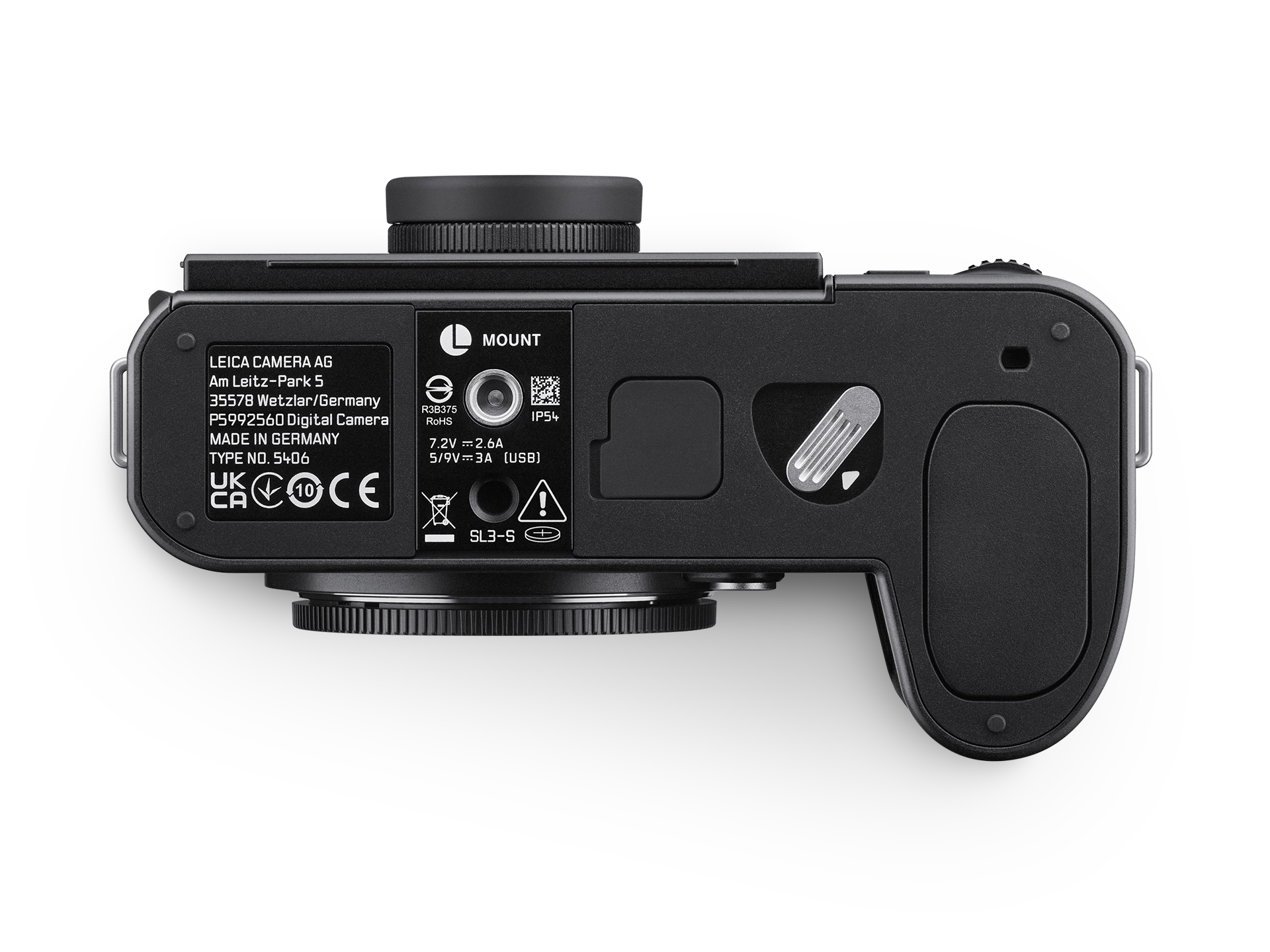 Die Unterseite der Leica SL3-S Vollformat-Systemkamera in der horizontalen Draufsicht vor weißem Hintergrund mit direktem Blick auf das zentrierte Stativgewinde, das L-Mount-Logo, die Produktplakette mit der Aufschrift „MADE IN GERMANY / TYPE NO. 5405“ so