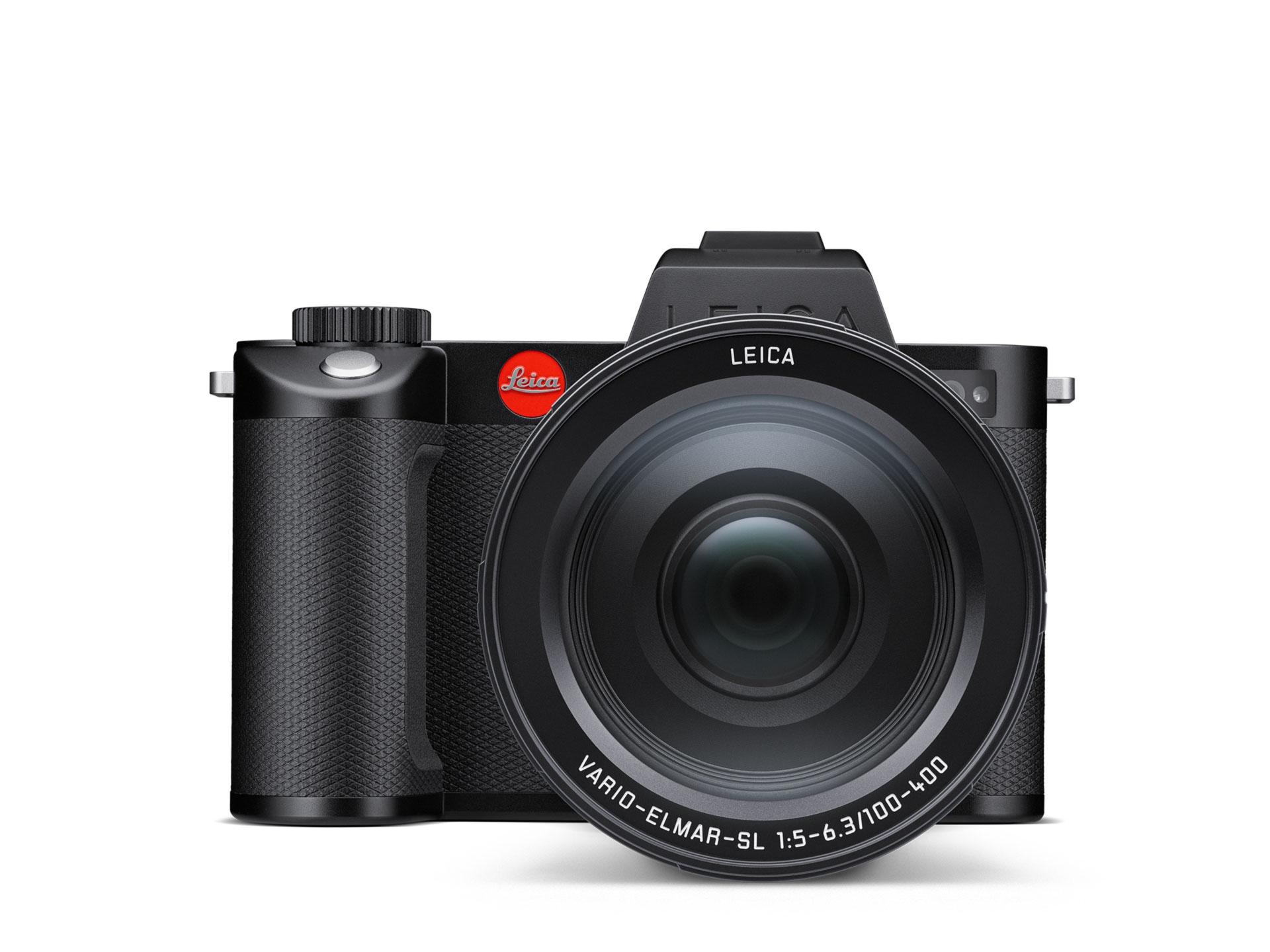 Frontansicht einer schwarzen Leica Systemkamera mit angesetztem Zoomobjektiv, großer Frontlinse, rotem Leica-Logo und strukturiertem Handgriff vor weißem Hintergrund.