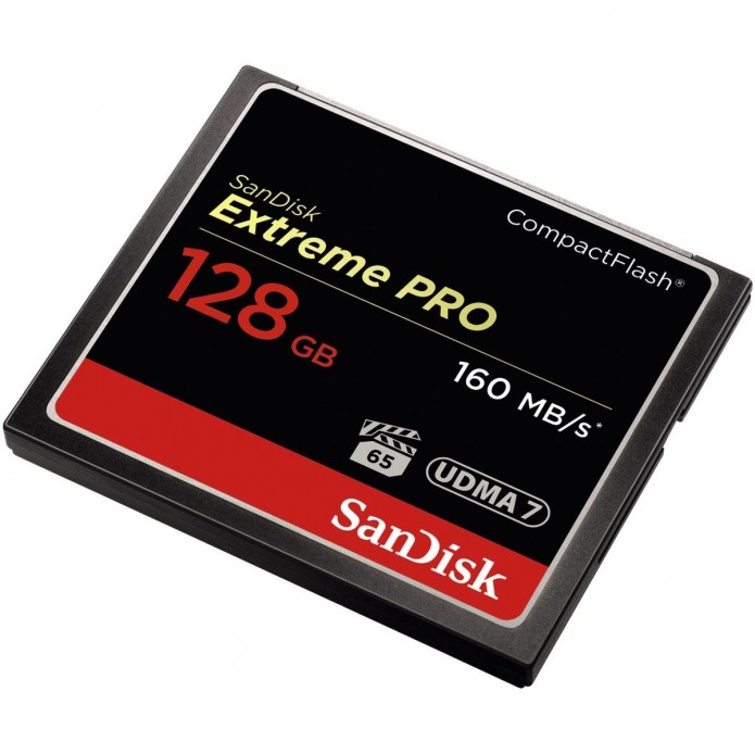 Perspektivische Draufsicht einer SanDisk Extreme PRO CompactFlash Speicherkarte mit 128 GB Kapazität, 160 MB/s Übertragungsgeschwindigkeit, UDMA 7 und Video Performance Guarantee 65 Logo vor weißem Hintergrund.