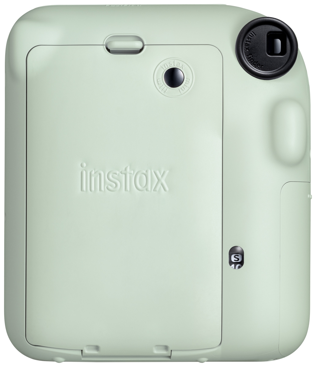 Fujifilm Instax Mini 12 Sofortbildkamera vor weißem Hintergrund mit direktem Blick auf das ausgedrehte Objektiv mit der Aufschrift „INSTAX LENS 60mm“, den integrierten vertikalen Blitz, den kleinen Selfie-Spiegel neben der Linse und den dezenten Produktau