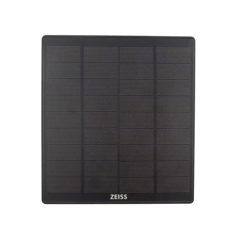 Die direkte Frontansicht des quadratischen, dunkelgrauen ZEISS Secacam Solar Panels, freigestellt vor einem rein weißen Hintergrund. Die strukturierte Solarfläche ist in vier vertikale Spalten mit horizontalen Linien unterteilt. Am unteren, schmalen Rand